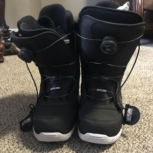 Snowboarding boots